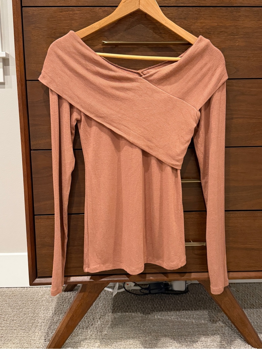 Aritzia Babaton Off-Shoulder Long Sleeve Top size Small
